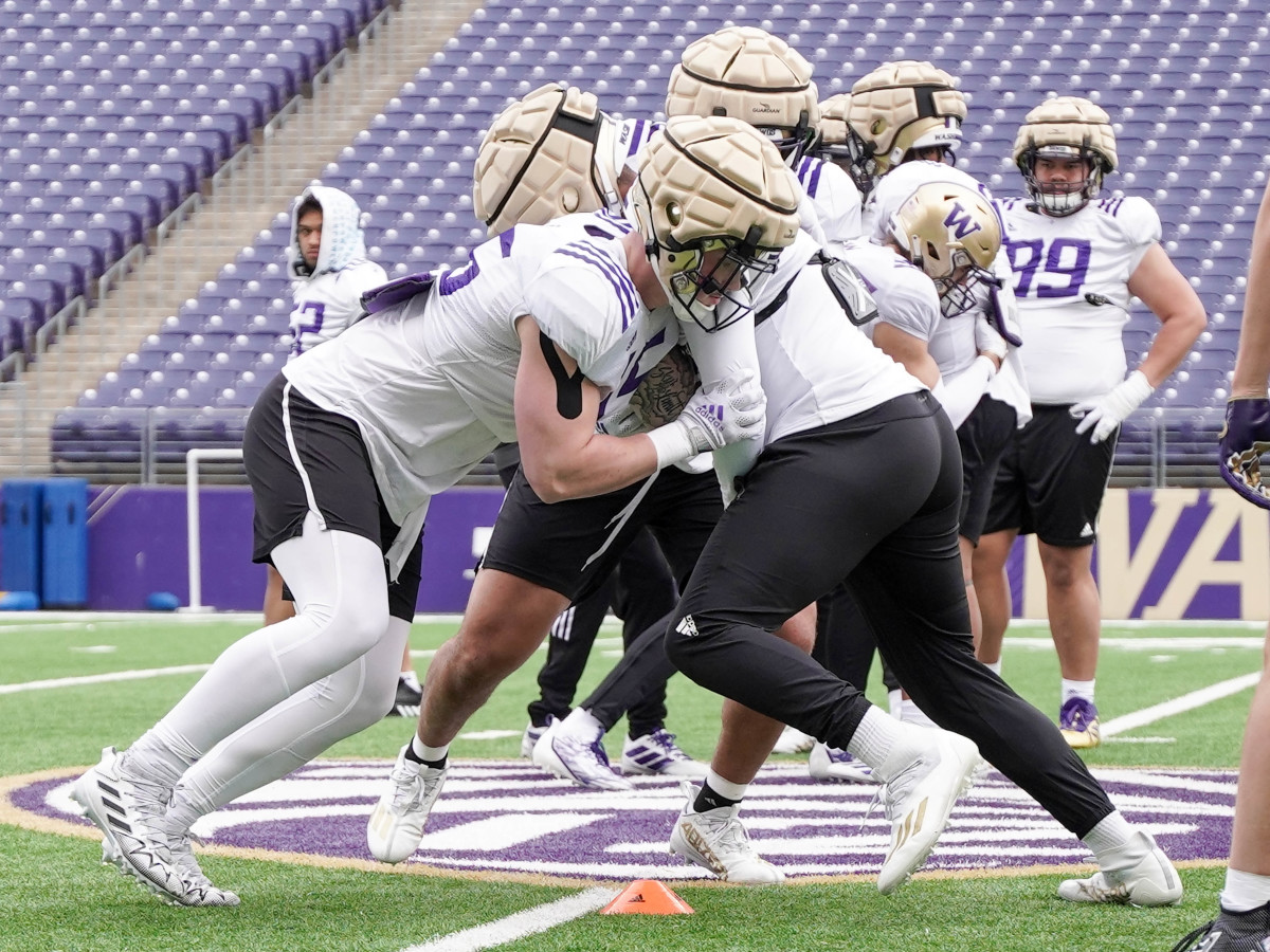Zach Durfee, left, goes one on one with a fellow UW edge rusher.